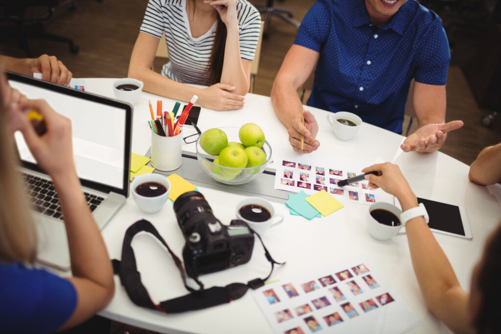 Criação de artes personalizadas para campanhas com designs atraentes e alinhados à sua marca.